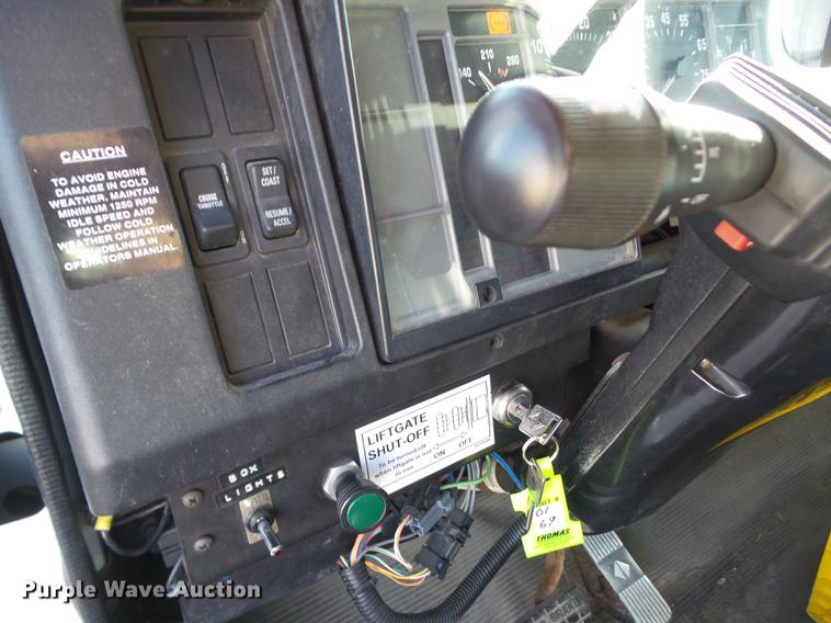 image for item DZ9197 2001 International 4700 box truck