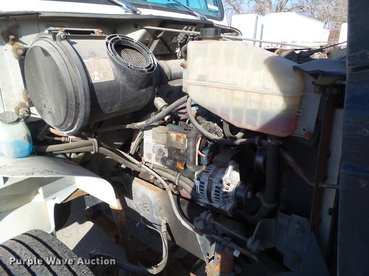 image for item DZ9197 2001 International 4700 box truck