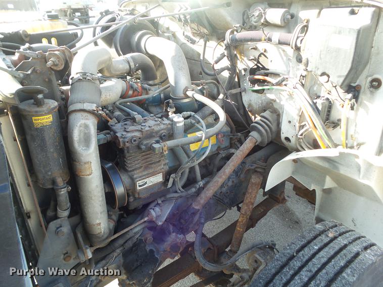 image for item DZ9197 2001 International 4700 box truck