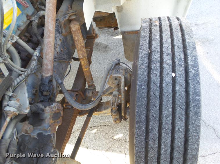 image for item DZ9197 2001 International 4700 box truck