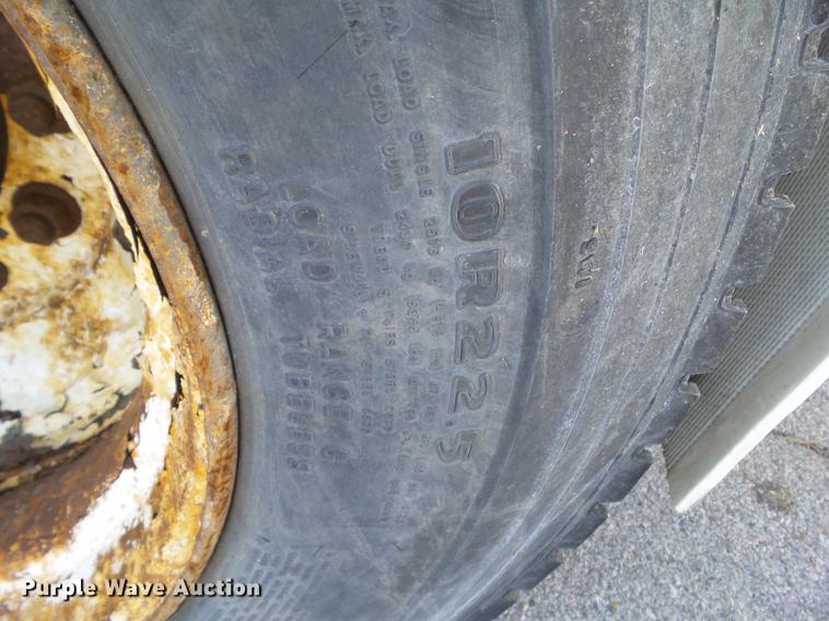 image for item DZ9197 2001 International 4700 box truck