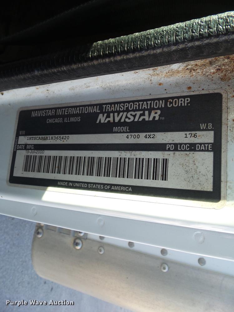 image for item DZ9197 2001 International 4700 box truck