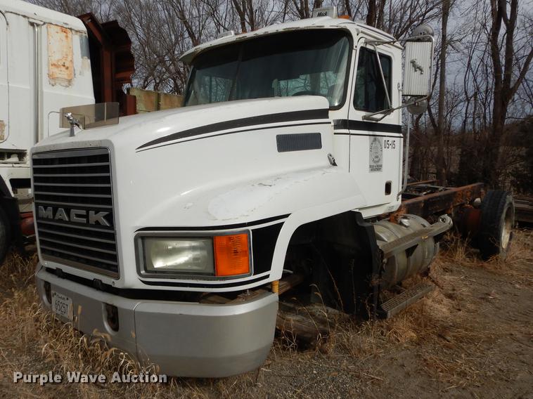 image for item J5518 2000 Mack CH613 truck chassis