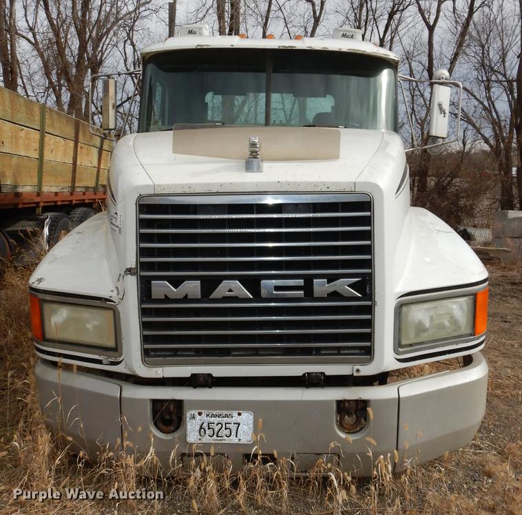 image for item J5518 2000 Mack CH613 truck chassis