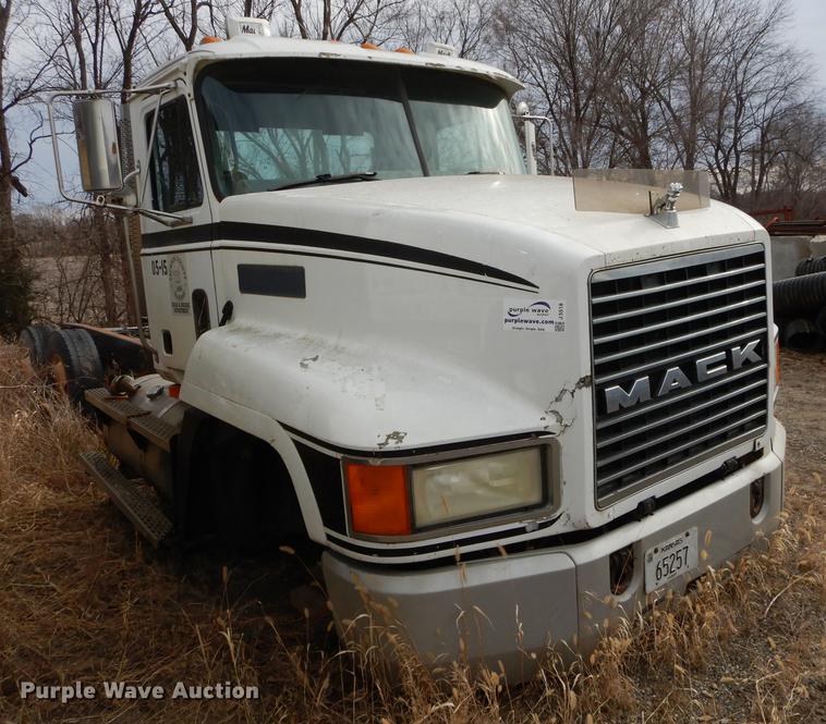image for item J5518 2000 Mack CH613 truck chassis