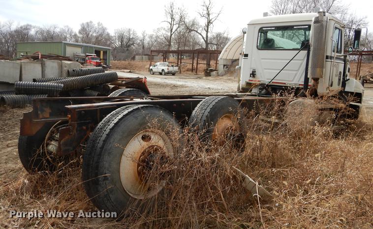 image for item J5518 2000 Mack CH613 truck chassis