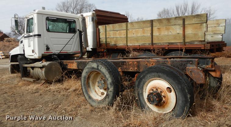 image for item J5518 2000 Mack CH613 truck chassis
