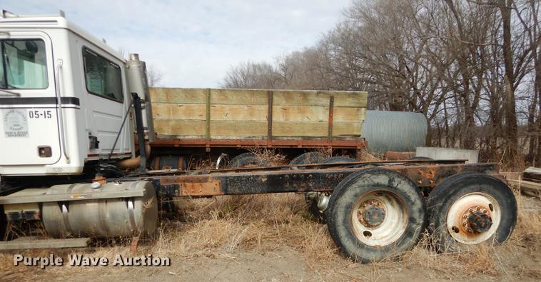 image for item J5518 2000 Mack CH613 truck chassis