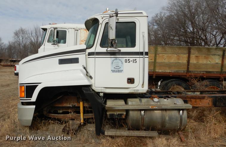image for item J5518 2000 Mack CH613 truck chassis
