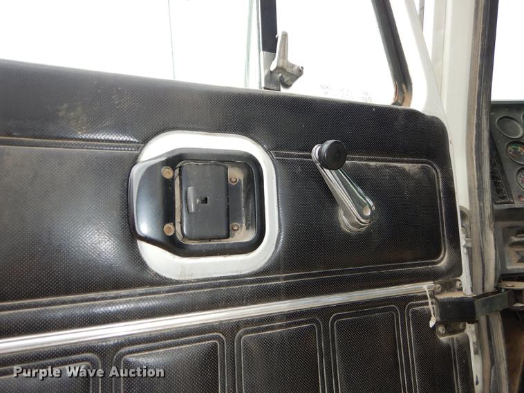 image for item J5518 2000 Mack CH613 truck chassis