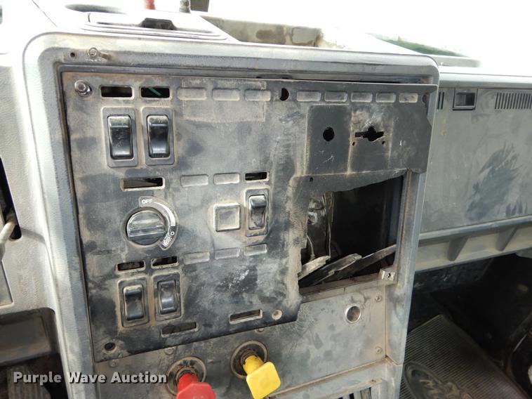 image for item J5518 2000 Mack CH613 truck chassis