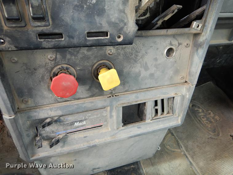 image for item J5518 2000 Mack CH613 truck chassis