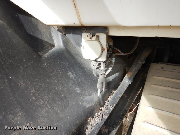 image for item J5518 2000 Mack CH613 truck chassis