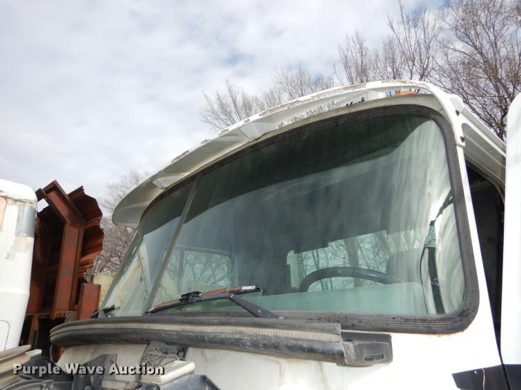 image for item J5518 2000 Mack CH613 truck chassis