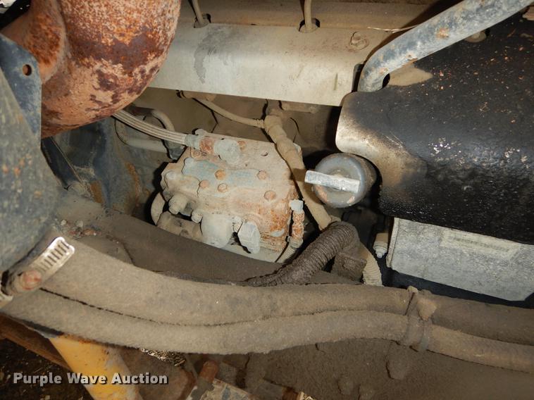 image for item J5518 2000 Mack CH613 truck chassis