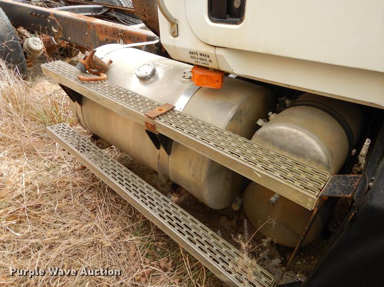 image for item J5518 2000 Mack CH613 truck chassis