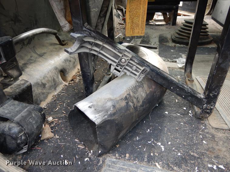 image for item J5518 2000 Mack CH613 truck chassis