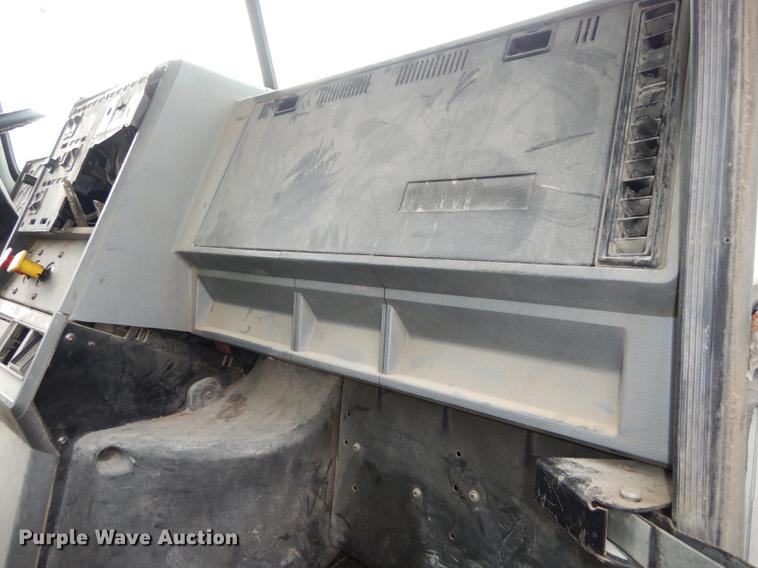 image for item J5518 2000 Mack CH613 truck chassis