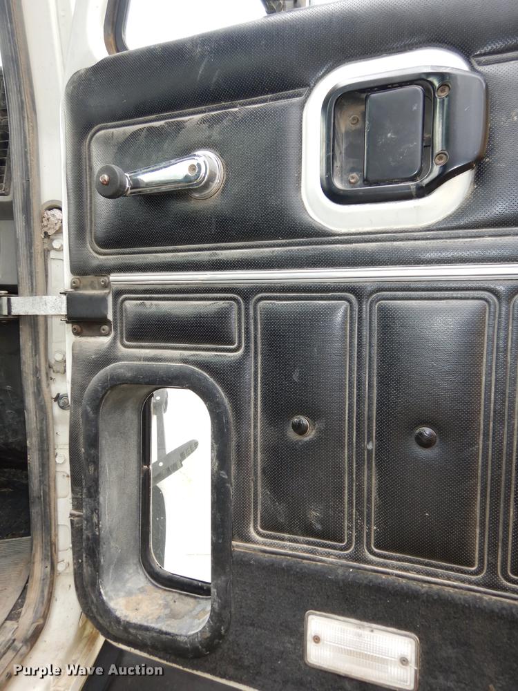 image for item J5518 2000 Mack CH613 truck chassis