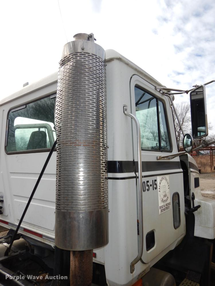 image for item J5518 2000 Mack CH613 truck chassis