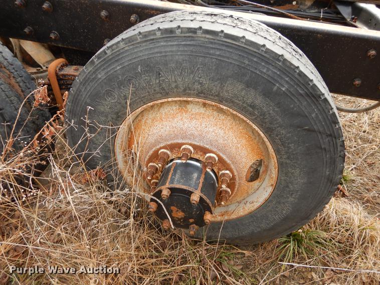 image for item J5518 2000 Mack CH613 truck chassis