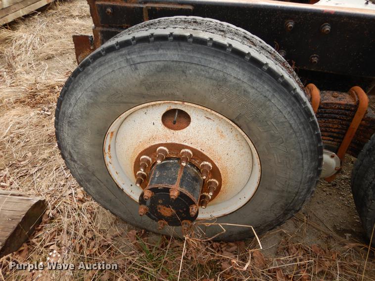 image for item J5518 2000 Mack CH613 truck chassis