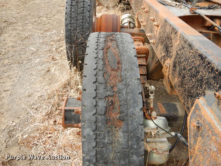 image for item J5518 2000 Mack CH613 truck chassis