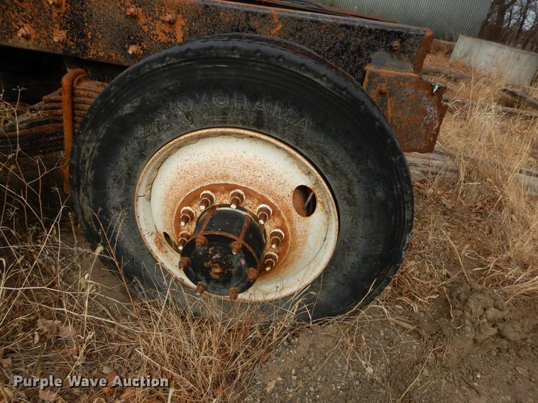 image for item J5518 2000 Mack CH613 truck chassis