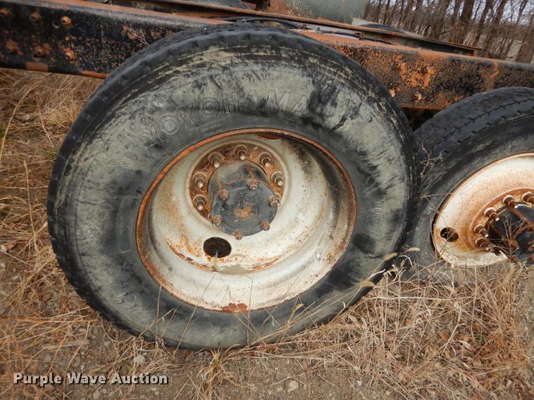image for item J5518 2000 Mack CH613 truck chassis
