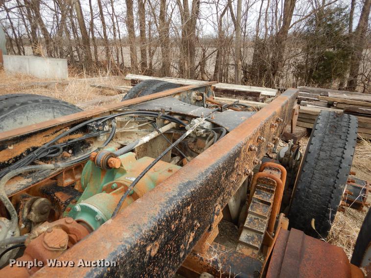 image for item J5518 2000 Mack CH613 truck chassis