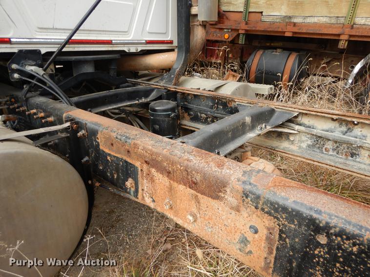 image for item J5518 2000 Mack CH613 truck chassis