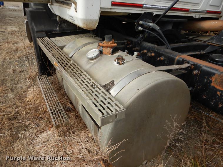 image for item J5518 2000 Mack CH613 truck chassis