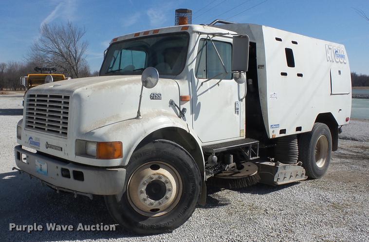 image for item K6283 1998 International 4700 street sweeper truck