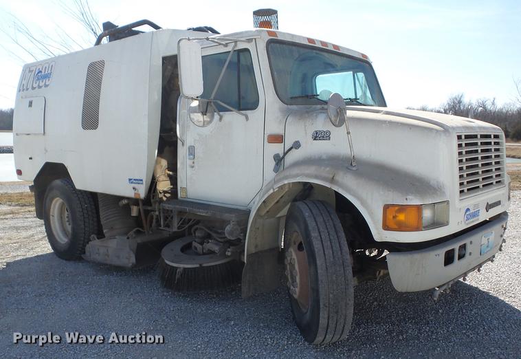 image for item K6283 1998 International 4700 street sweeper truck