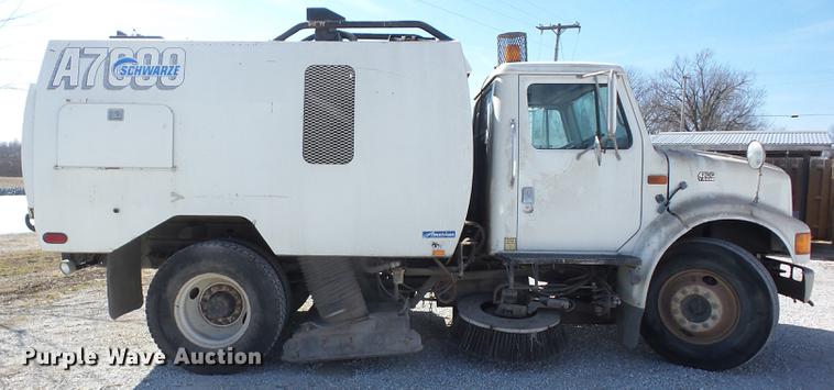 image for item K6283 1998 International 4700 street sweeper truck
