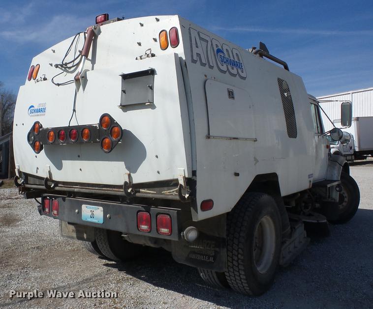 image for item K6283 1998 International 4700 street sweeper truck