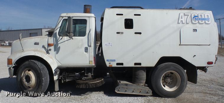 image for item K6283 1998 International 4700 street sweeper truck
