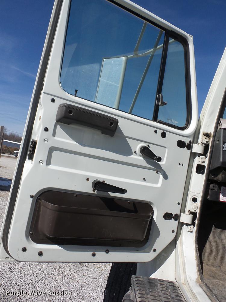 image for item K6283 1998 International 4700 street sweeper truck