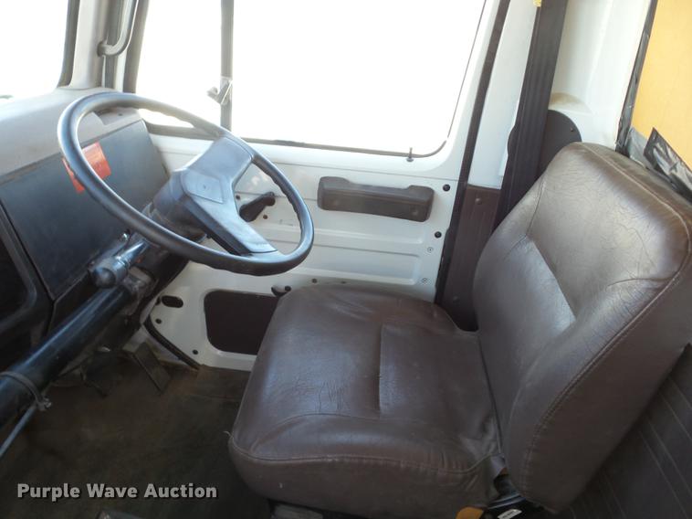 image for item K6283 1998 International 4700 street sweeper truck