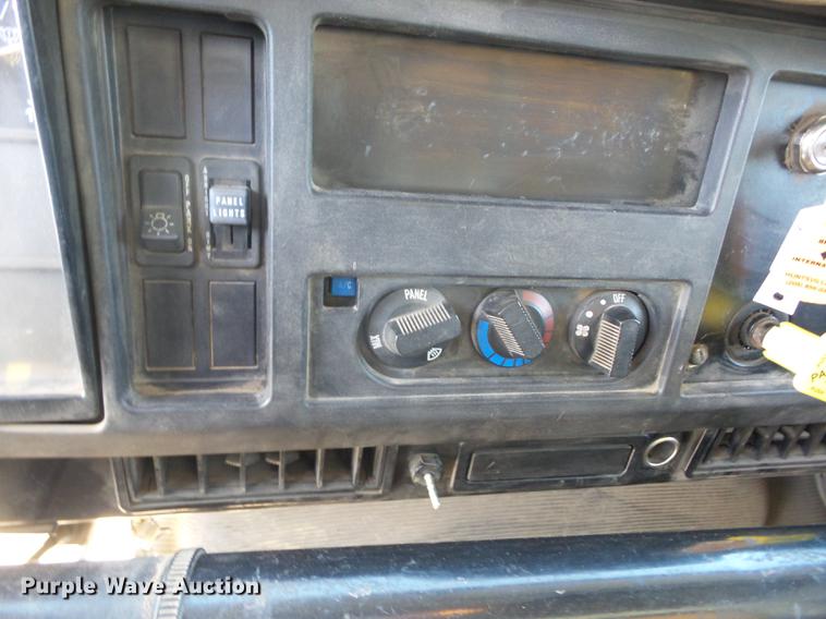 image for item K6283 1998 International 4700 street sweeper truck