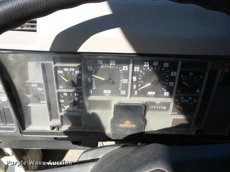 image for item K6283 1998 International 4700 street sweeper truck