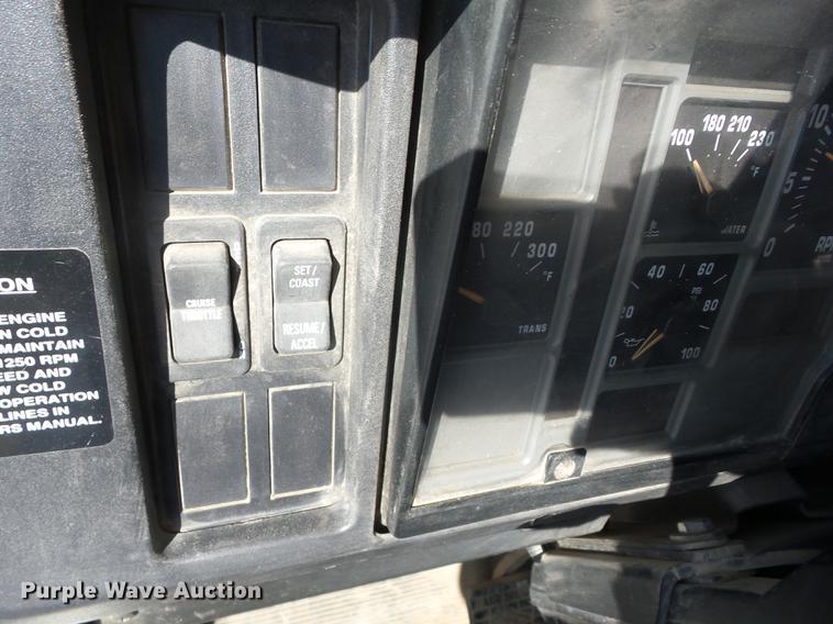 image for item K6283 1998 International 4700 street sweeper truck