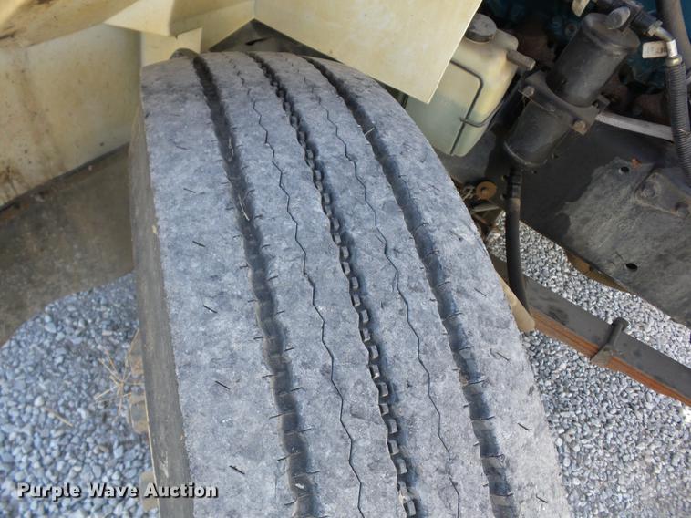 image for item K6283 1998 International 4700 street sweeper truck