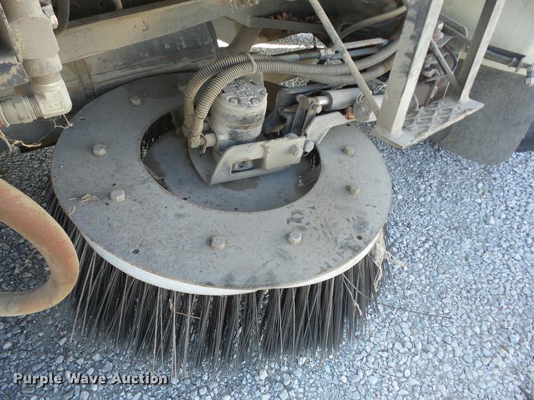 image for item K6283 1998 International 4700 street sweeper truck