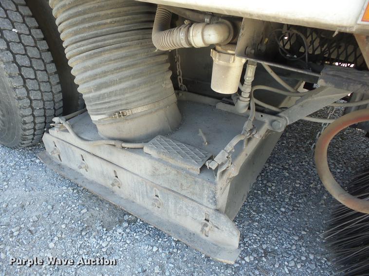 image for item K6283 1998 International 4700 street sweeper truck