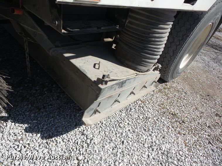 image for item K6283 1998 International 4700 street sweeper truck