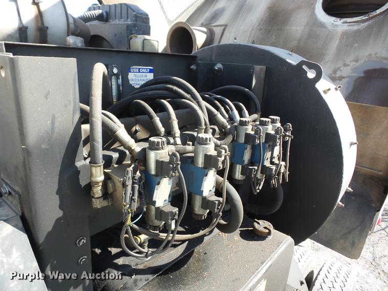 image for item K6283 1998 International 4700 street sweeper truck