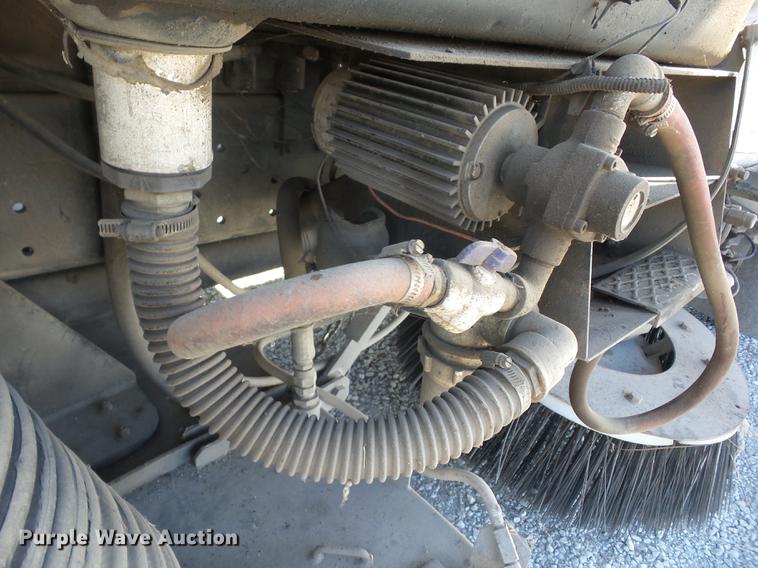 image for item K6283 1998 International 4700 street sweeper truck