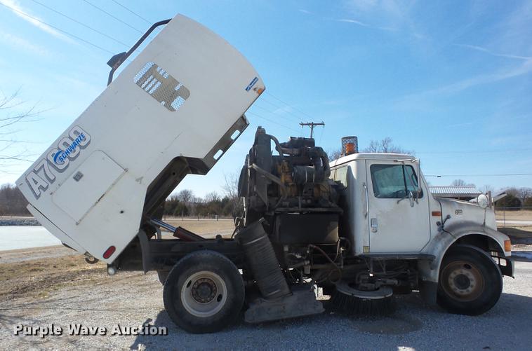 image for item K6283 1998 International 4700 street sweeper truck
