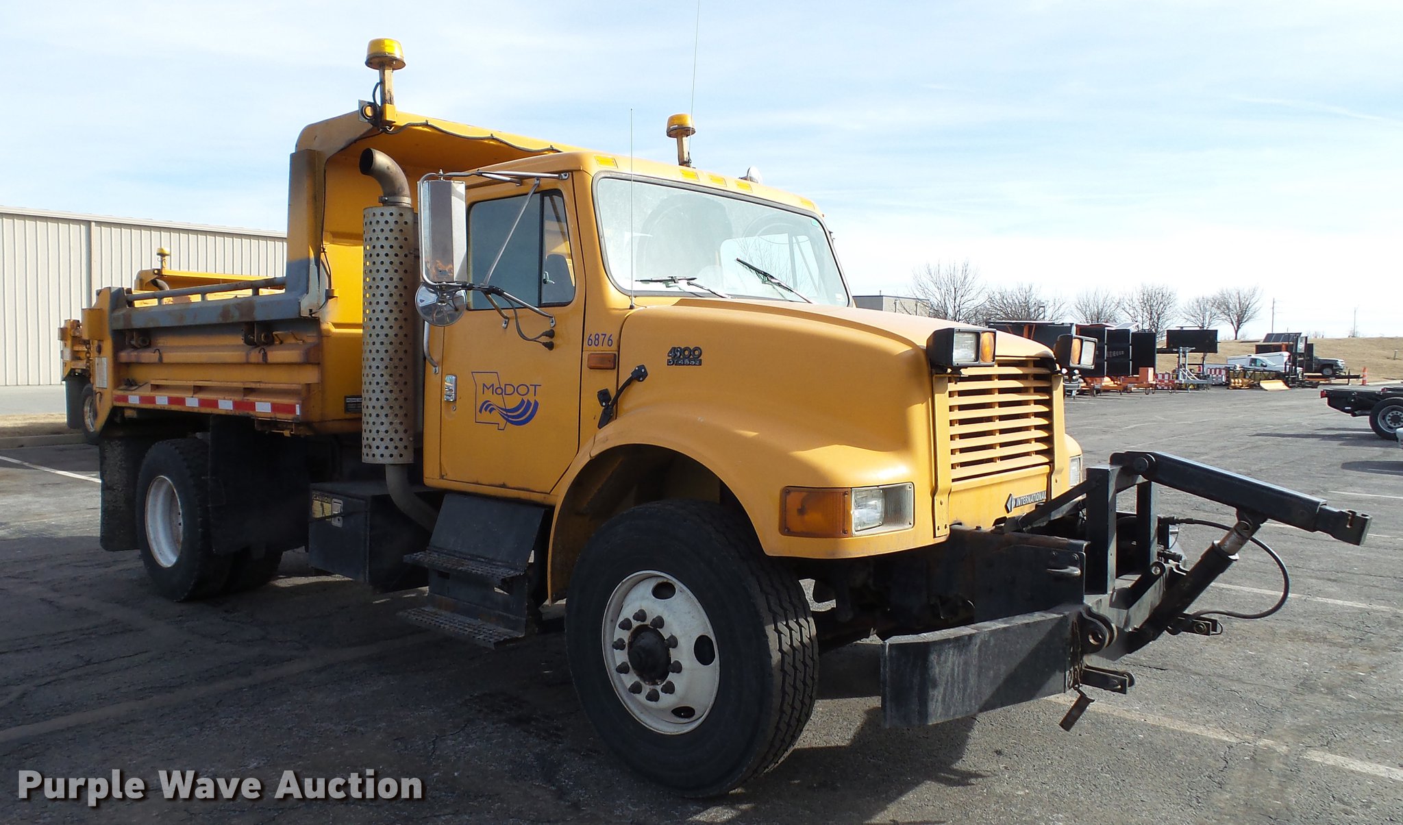 2002 International 4900 dump truck in Lee's Summit, MO | Item DC5655